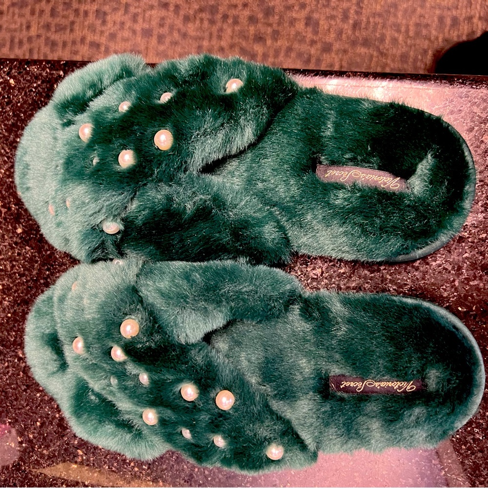 BRAND NEW-Victoria’s Secret faux fur forest green crisscross slippers-size M 7/8